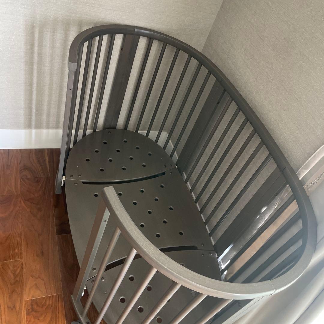 送料込み　STOKKE ストッケ　ベビーベッド キャスター付き