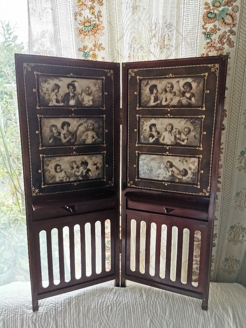 アンティーク マホガニー金彩彫刻スクリーン 子供達のセピア絵 レザー 花織生地
