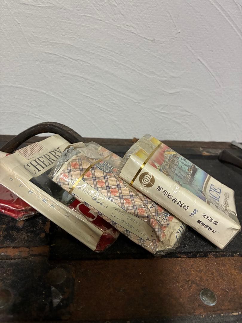 レトロ箱タバコパッケージとキセル