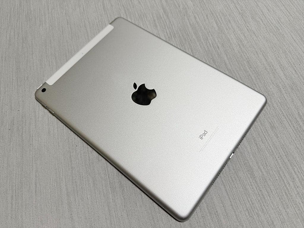 iPad（第5世代）128GB Wi-Fi＋CellularとiPadmini付