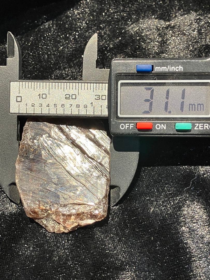 アキシナイト　原石　天然石　パワーストーン　目標達成への後押し　集中力　忍耐力