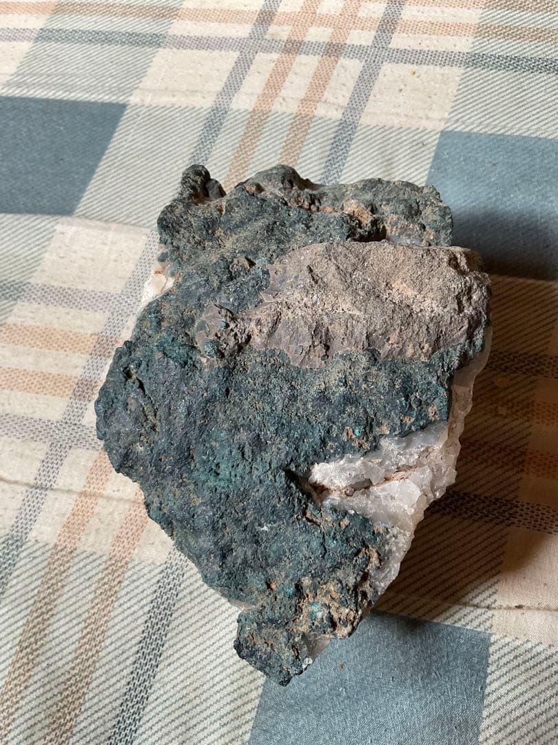 紫水晶。天然石。【インテリアにどうぞ！重量、1.6kg。17cm×11cm】。