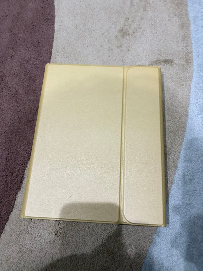 iPad イエロー カバーとステッカー付き