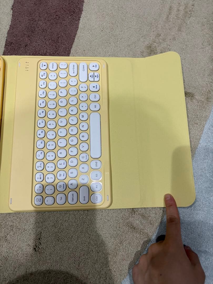 iPad イエロー カバーとステッカー付き