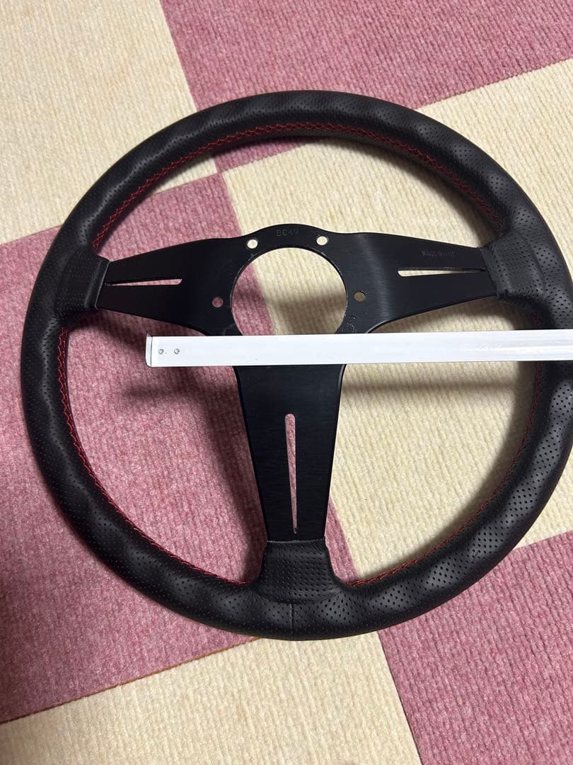 月末まで値下げ！正規品ナルディディープコーンステアリングφ35 レッドステッチ