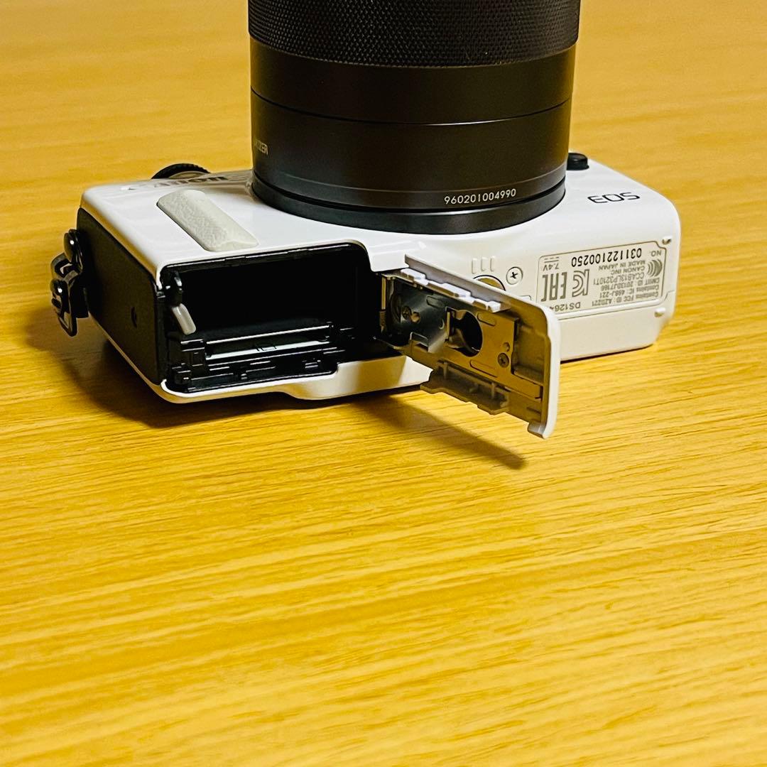 【美品】Canon EOS M2 ホワイト ミラーレス 一眼レフ デジタルカメラ