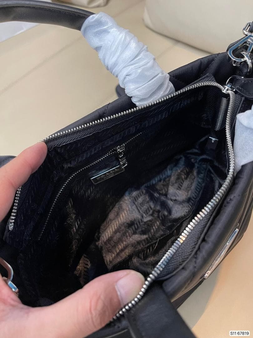 国内即発ノベルティ　ハンドバッグです　ブラック　バッグ