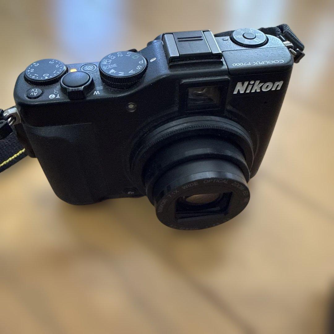 Nikon COOLPIX P7000 本体と付属品