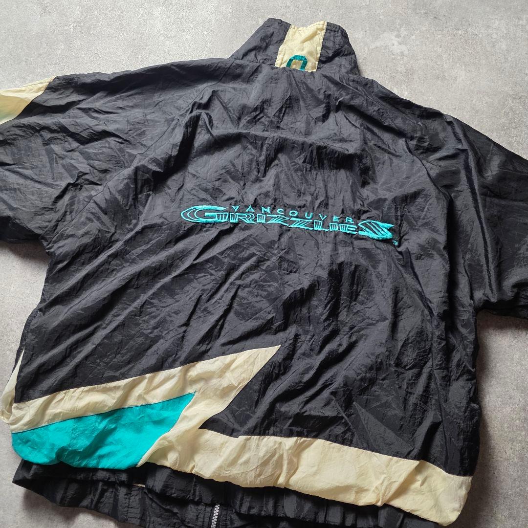 入手困難90sNBAバンクーバーグリズリーズナイロンジャケット刺繍ロゴ短丈バスケ