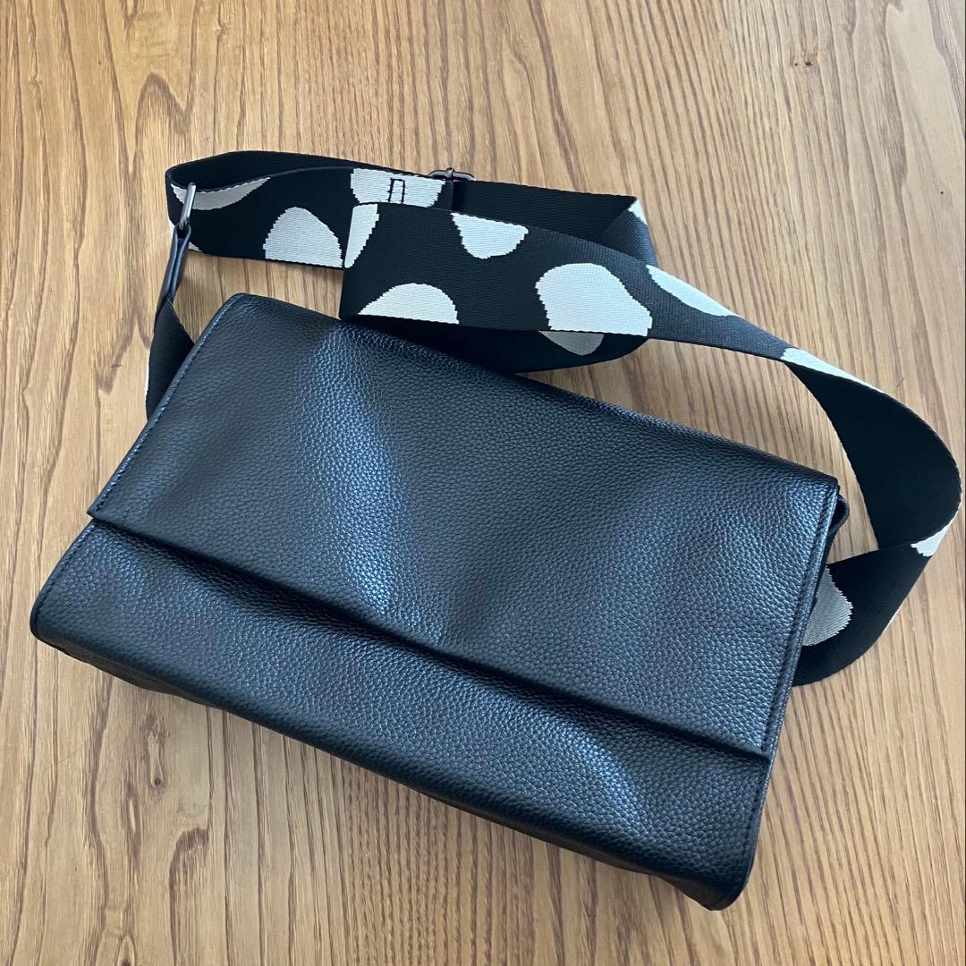 イアパピヨネ　ワイドテープショルダーバッグ　ボディバッグ　ダルメシアン柄