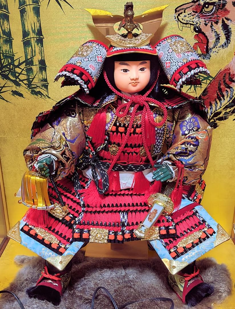 五月人形　子供大将　赤と金の装飾　嘉目作　62.1×48.2×71.2cm