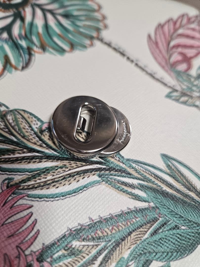 フェラガモ　ショルダーバッグ　値下げ不可