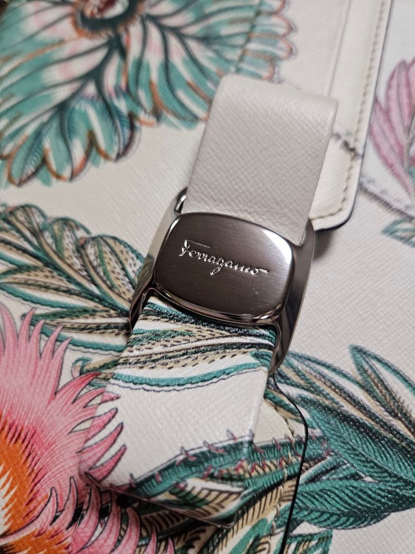 フェラガモ　ショルダーバッグ　値下げ不可