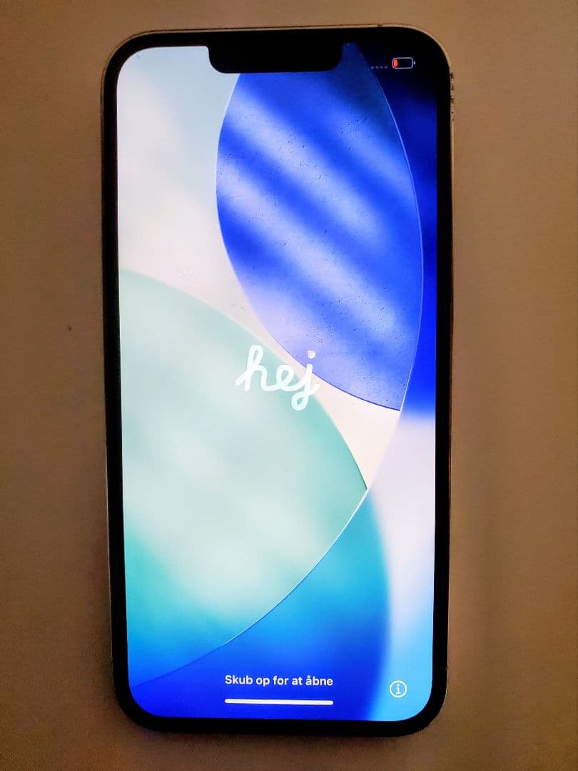 iPhone 13 Pro 背面ひび割れ MagSafeケース付き