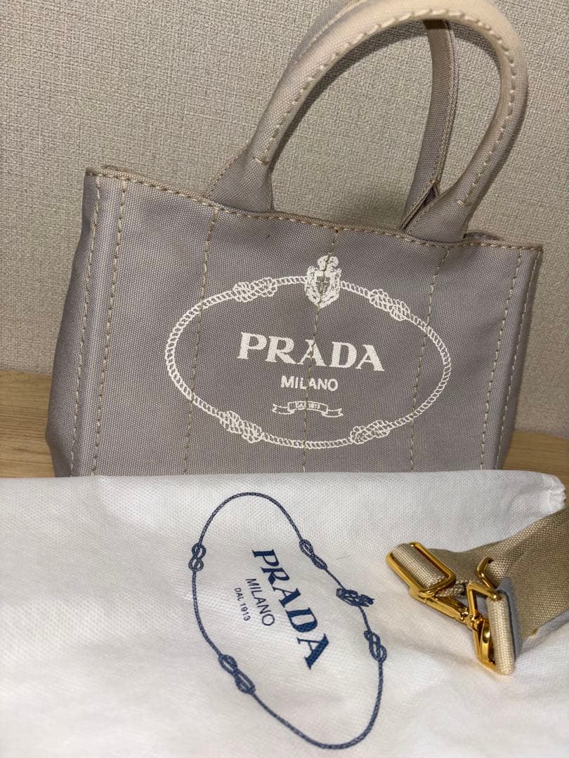 PRADA グレー ショルダーバッグ