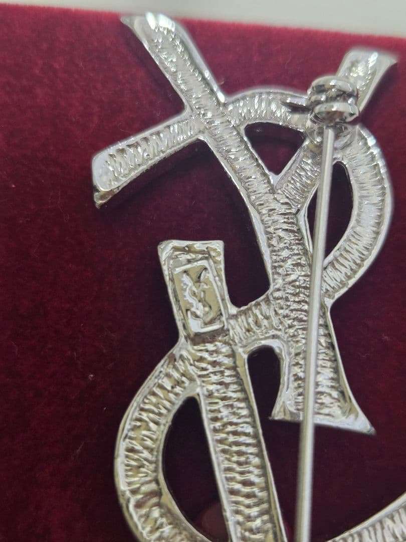 未使用品☆イヴサンローラン ブローチ カサンドラ ラインストーン