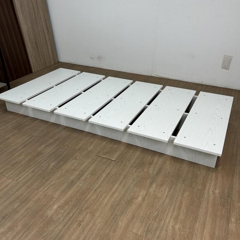 【新品】重厚感たっぷりの木製ベッドフレーム　セミダブル【OUTLET】