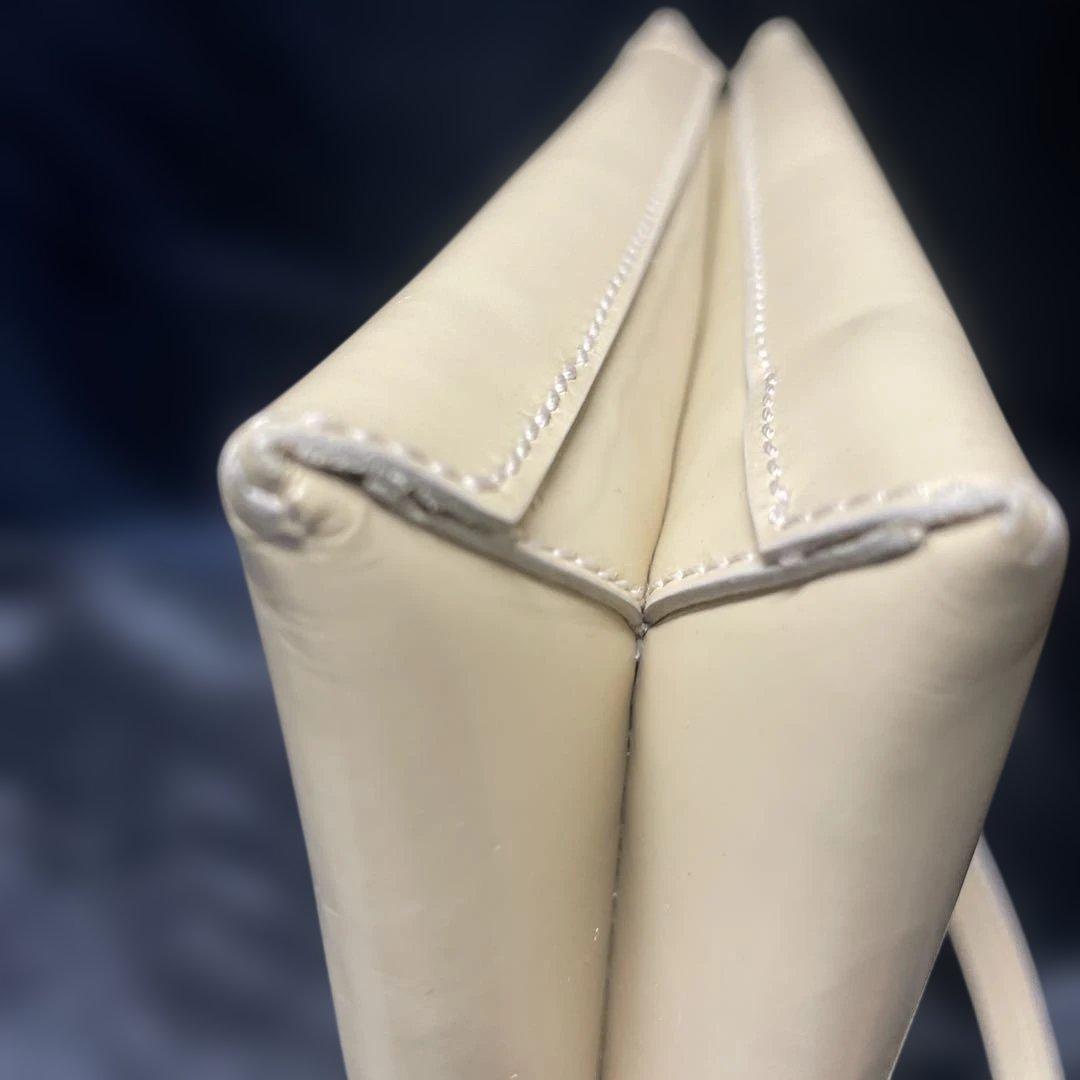 GUCCI グッチ　パテントレザートートバッグ ベージュ　黒いハンドル付き