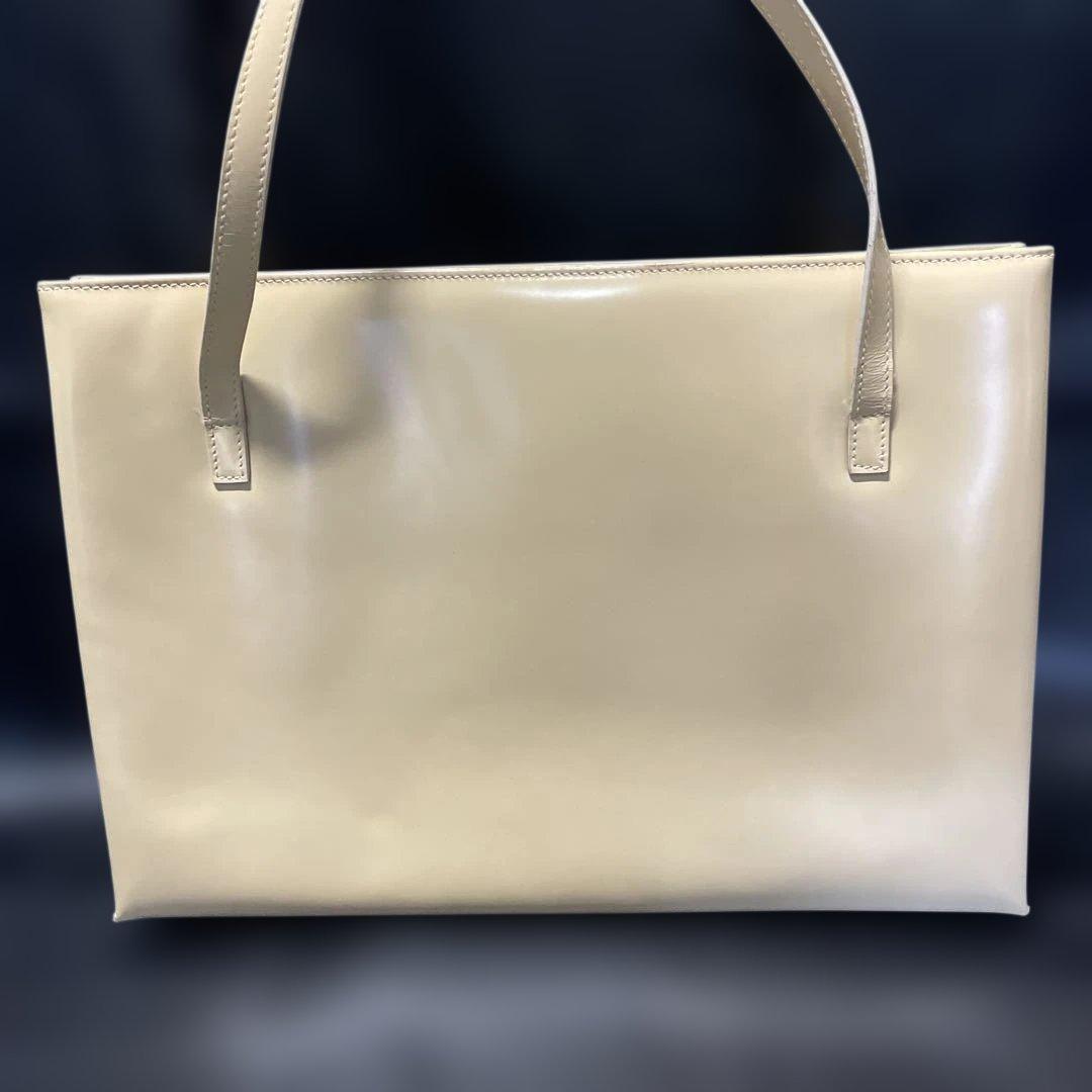 GUCCI グッチ　パテントレザートートバッグ ベージュ　黒いハンドル付き