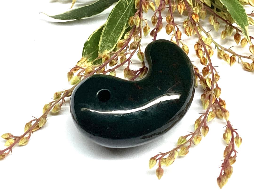 ✳摩訶不思議な力　特大出雲石勾玉【碧玉】赤い鉄分浮かぶ濃厚な結晶　鑑別書付‼️