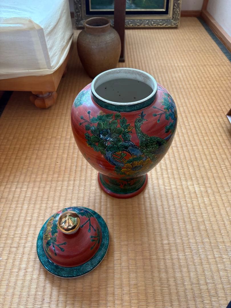 孔雀デザインの陶器壺　薩摩焼