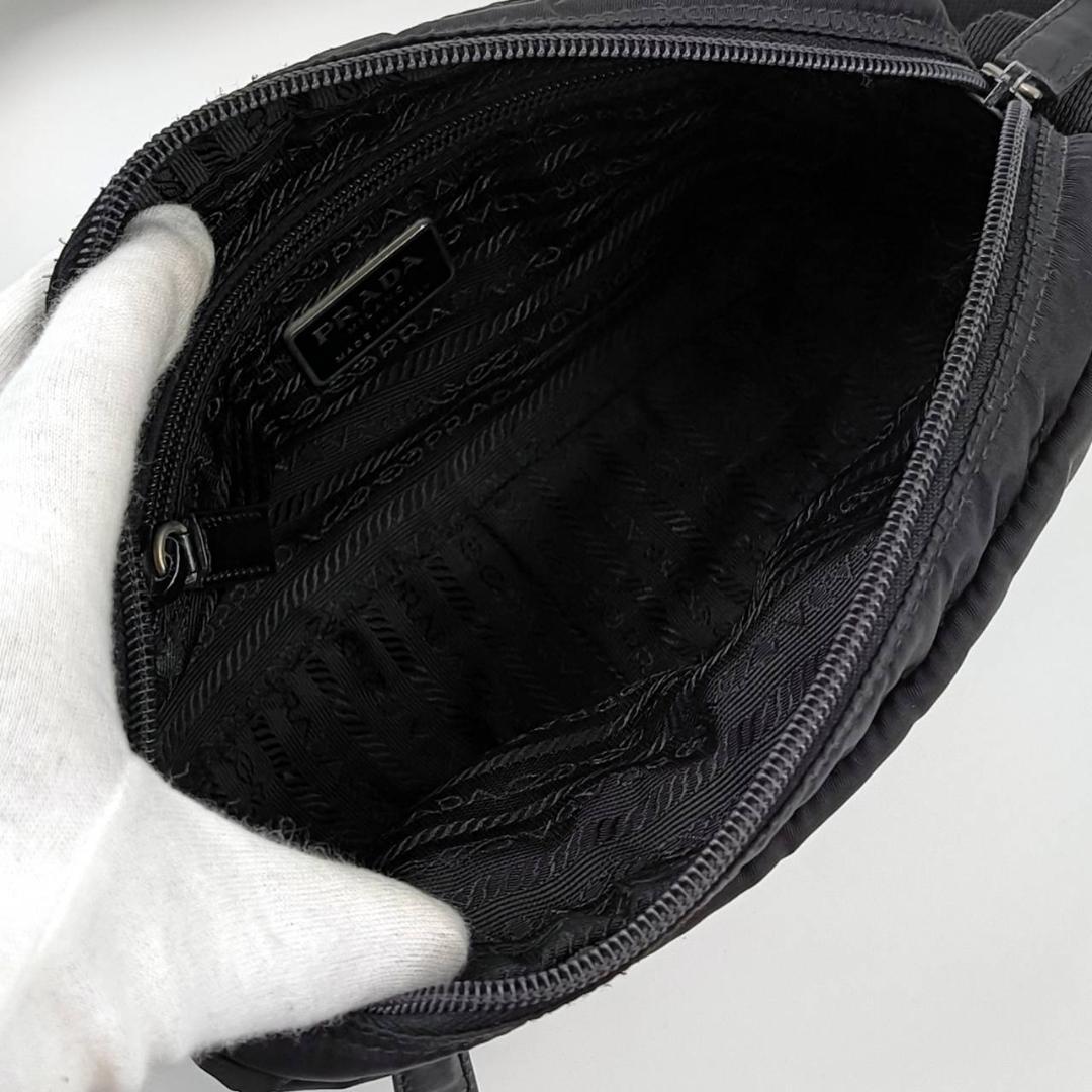 人気✨プラダ ショルダーバッグ カメラバッグ　三角ロゴ ナイロン 　レザー 黒