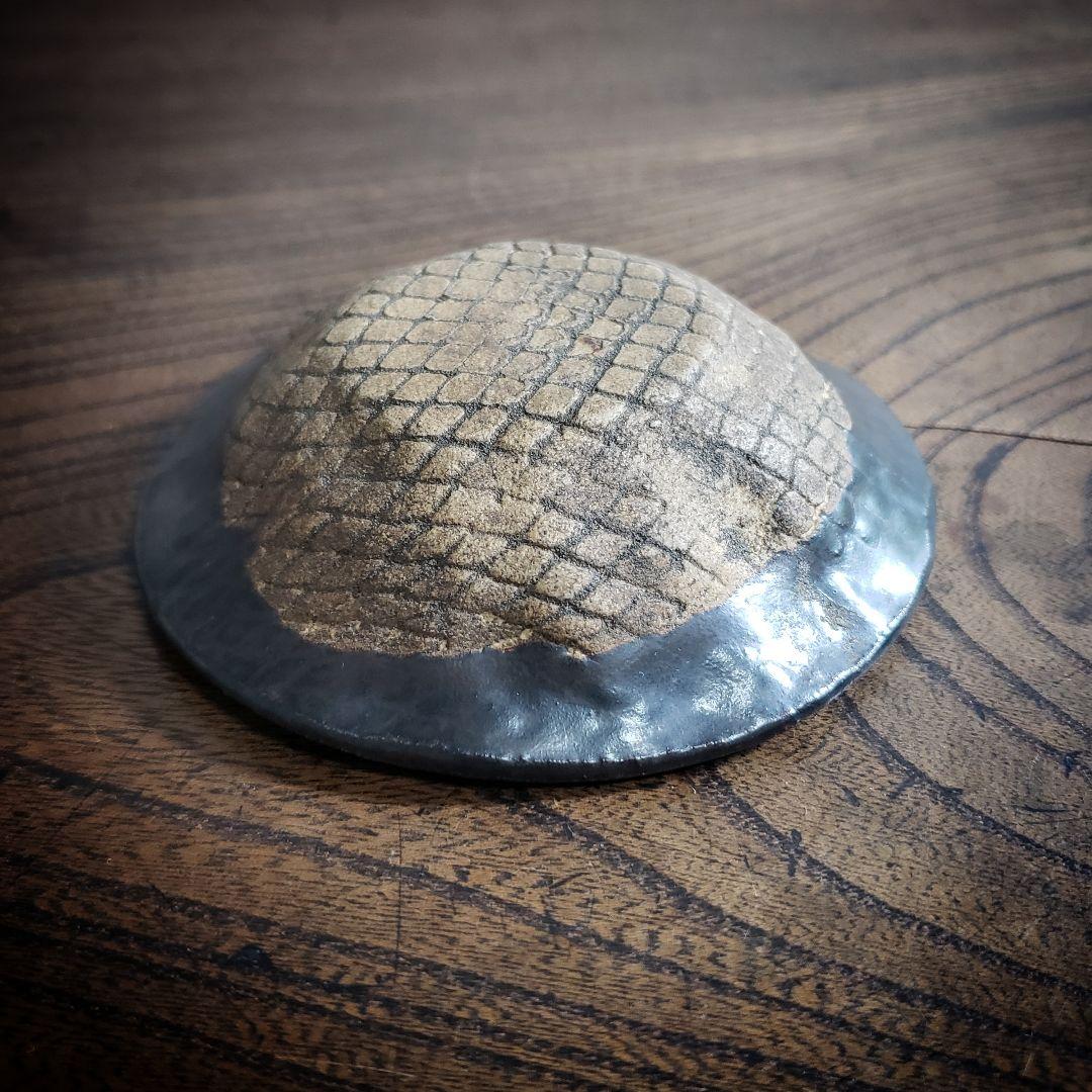 小皿　江戸前期　美濃　瀬戸黒　花型　型押し　蛇肌