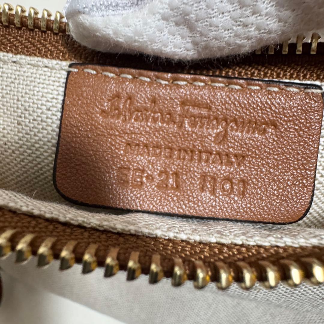 【未使用級】サルヴァトーレフェラガモ Studio Box bag ガンチーニ