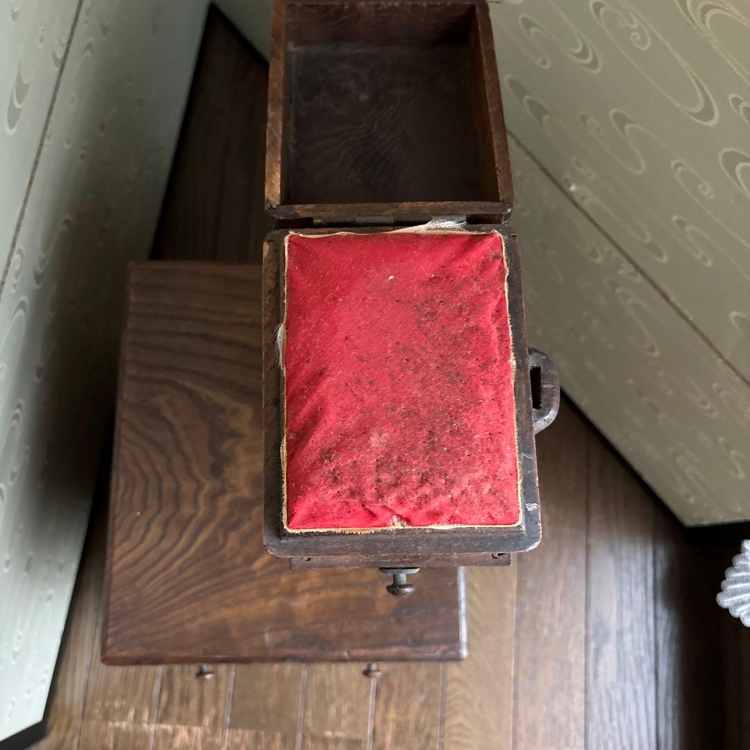 やぐら付き裁縫箱　上段は引き出しのカバー付き