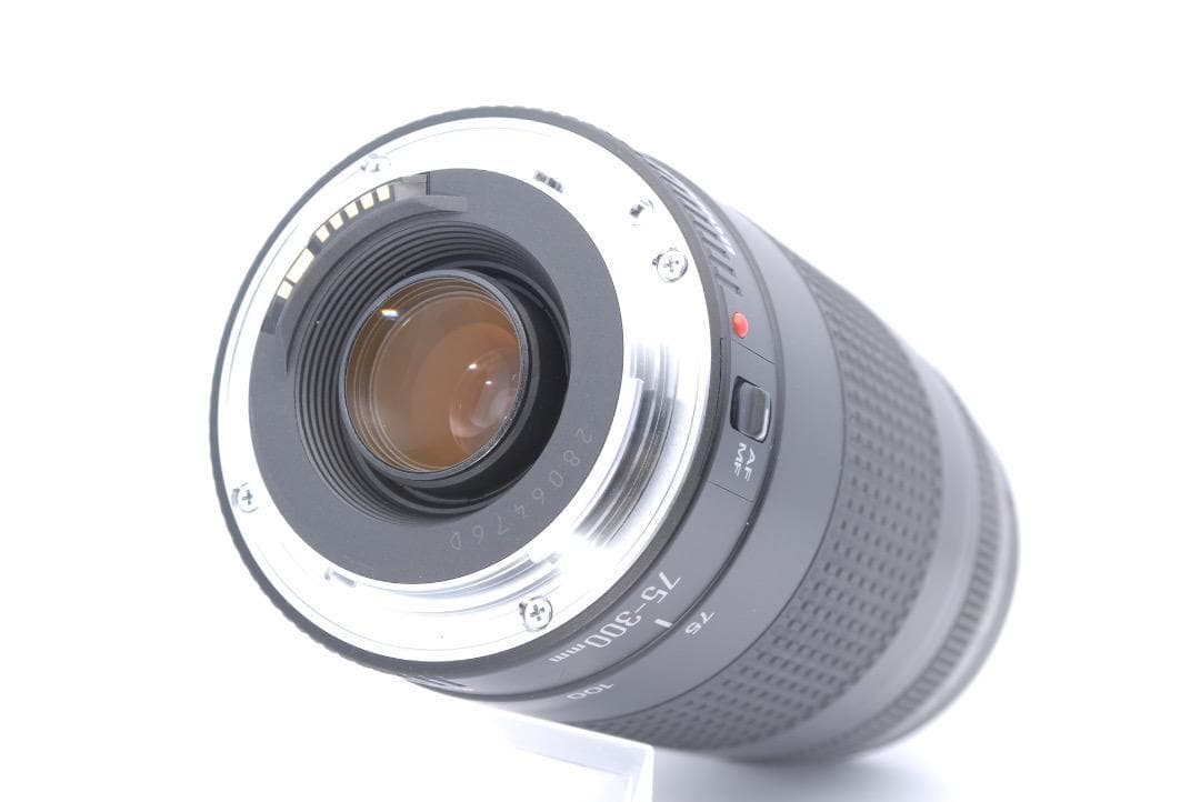 大人気軽量モデル　Canon Kiss X７デジタル一眼レフカメラWレンズキット