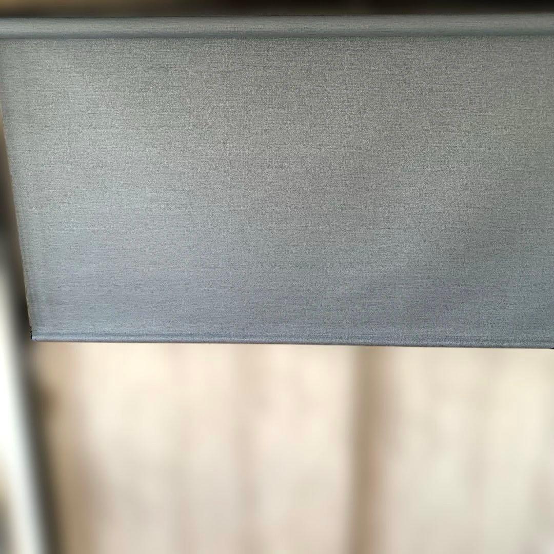 グレーの布地ロールスクリーン　タチカワ ブラインド