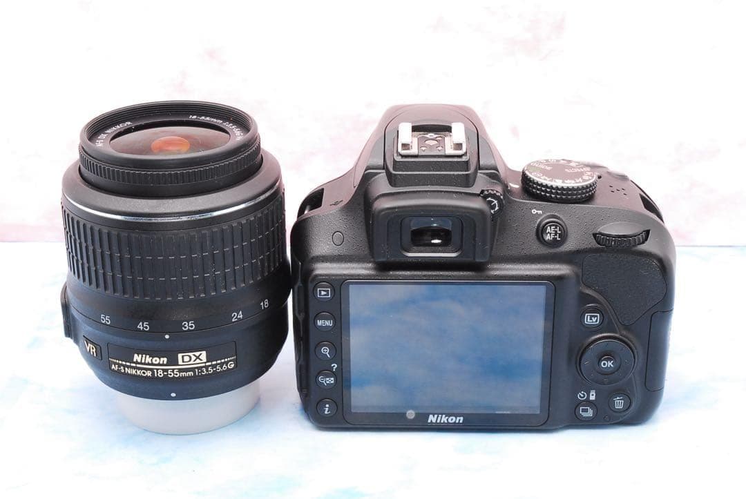 ニコン D3300☆一眼レフカメラ☆バッグ付☆美品＆S数少☆初心者向け