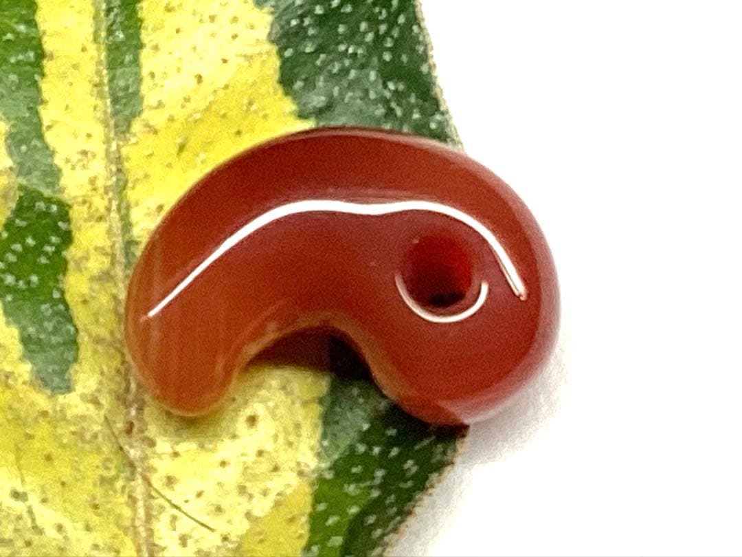 ✳赤は希少で5〜7万円です‼️山形県＊霊宝月山赤めのう勾玉　真っ赤な結晶　本物保証