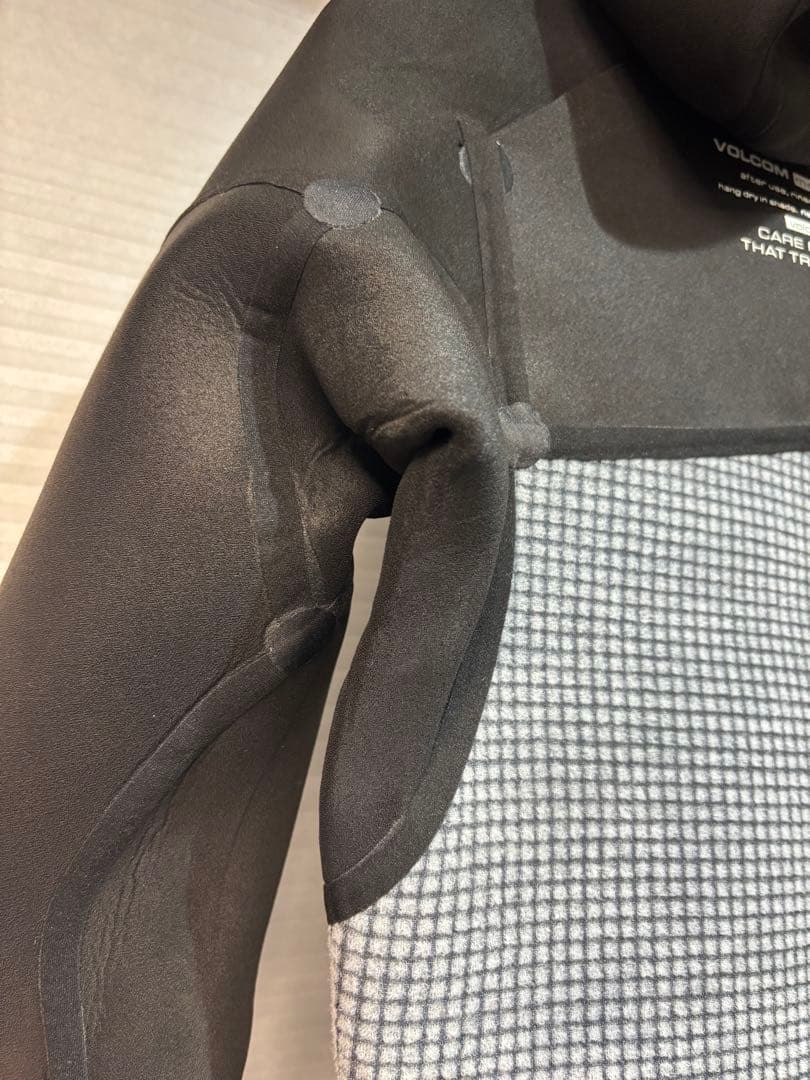 新品VOLCOM ボルコム セミドライ 5ミリフード 真冬ウェットスーツメンズL