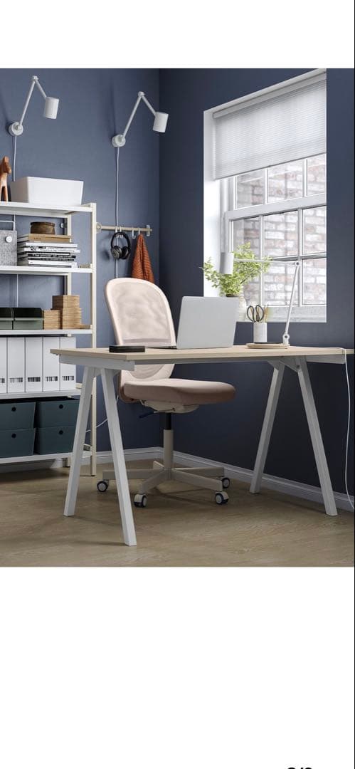 シンプルなホワイトパソコンデスク