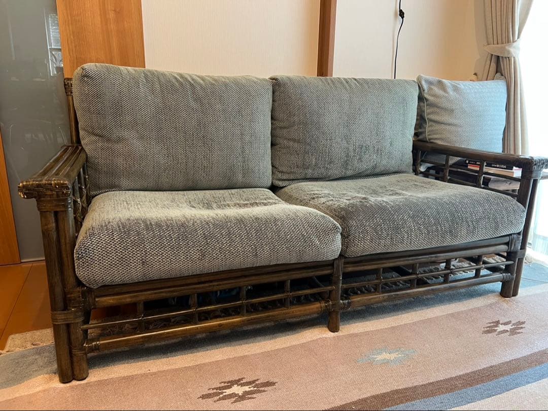 KAZAMA グレー布製2人掛けソファ