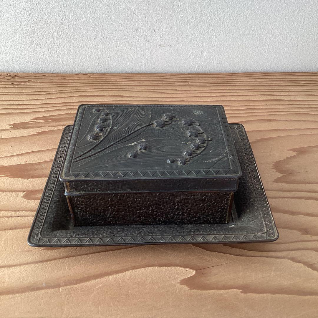 スズランの装飾の煙草入れ　煙草盆　小物入れ　受け皿付　鈴蘭　シガレットケース