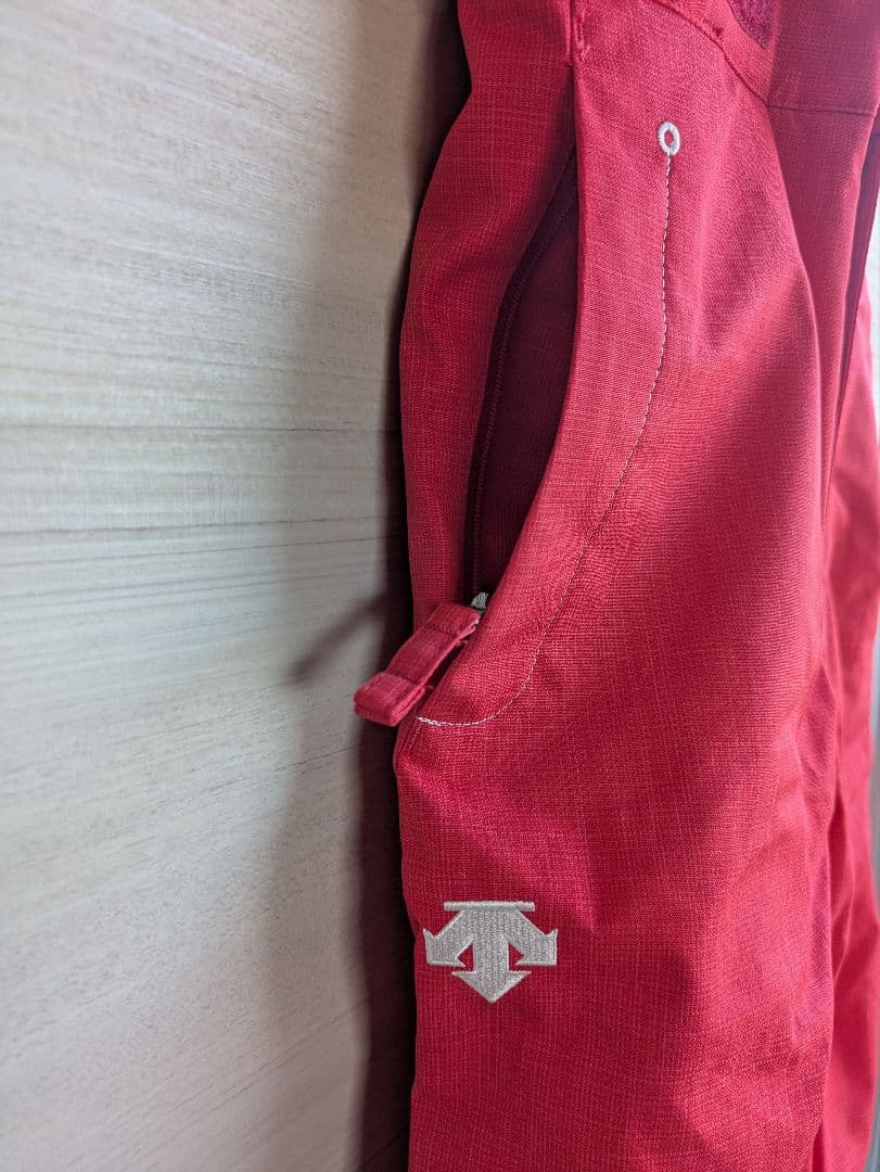 デサント 子ども用スキーウェア /サイズ調整可能 黒/赤 着脱フード付き130