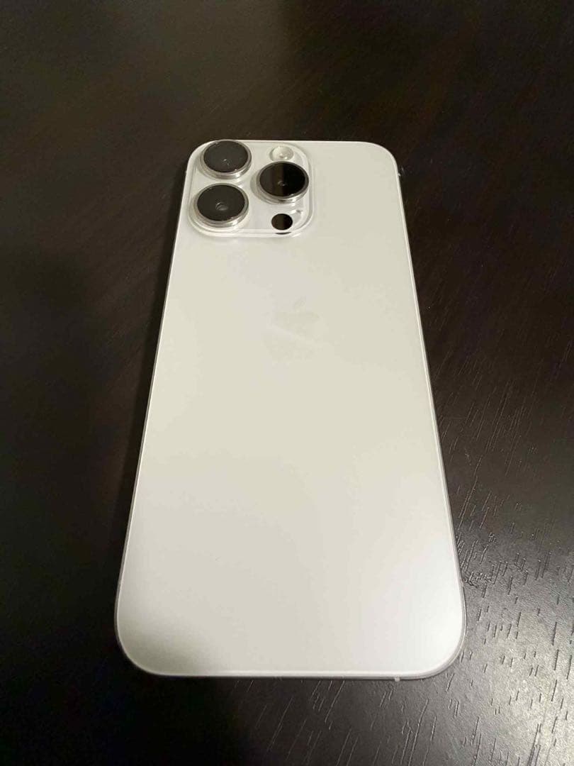 Apple iPhone 15 Pro 256GB ホワイトチタニウム ケース付