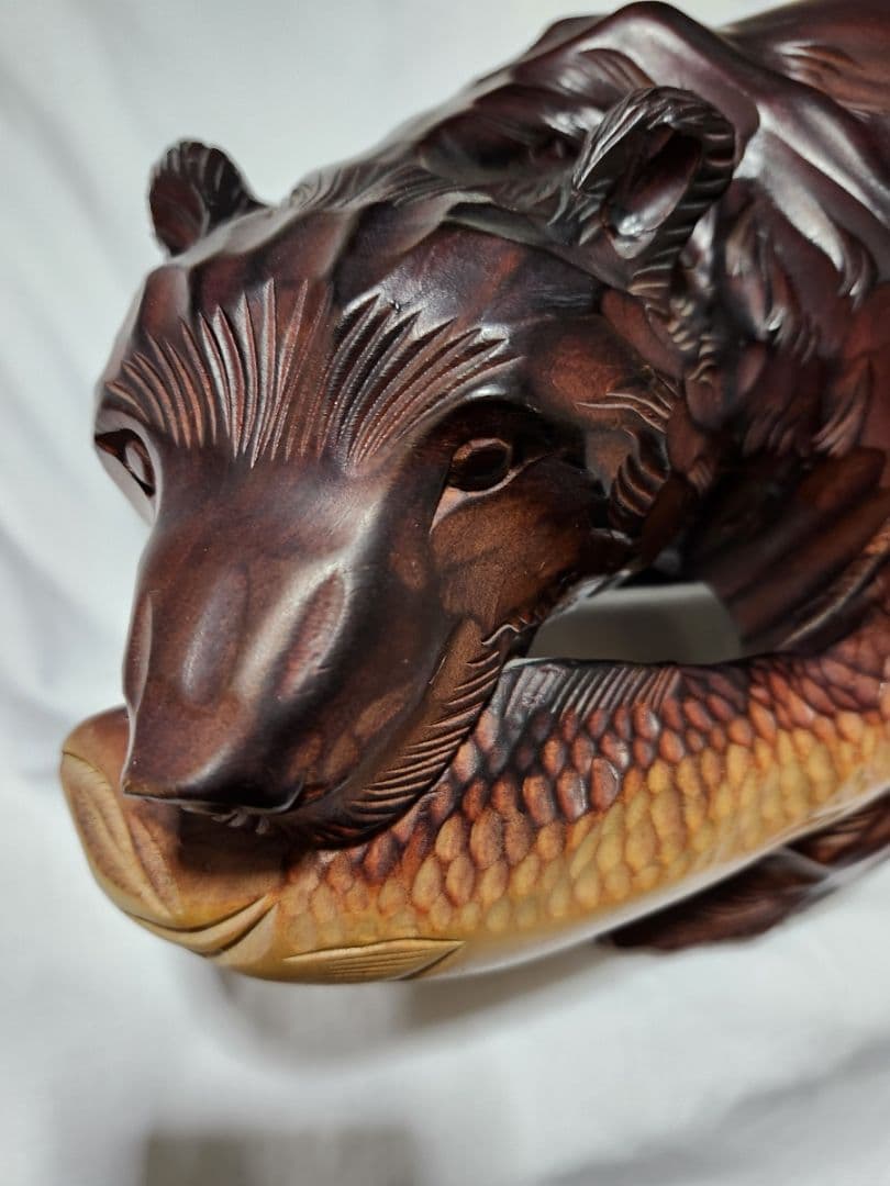 木製クマの置物 魚をくわえたデザイン 約30cm