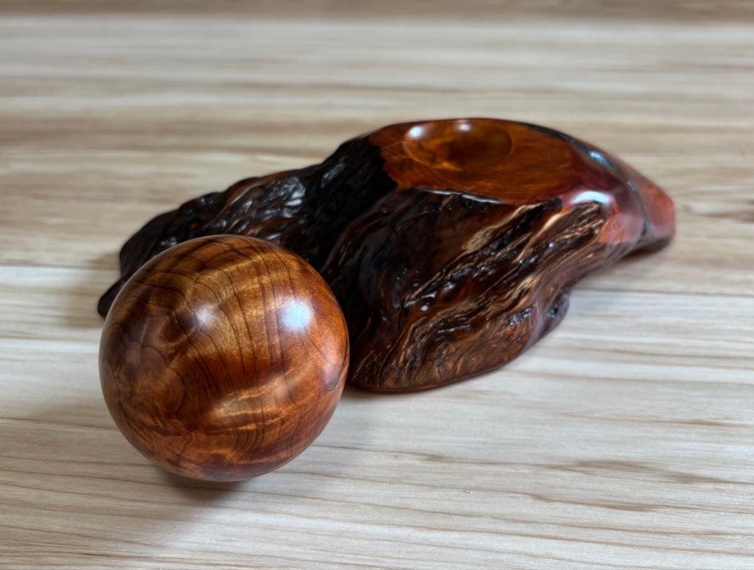 屋久杉 最高級虎杢　如意宝珠 （ 台座付 ）