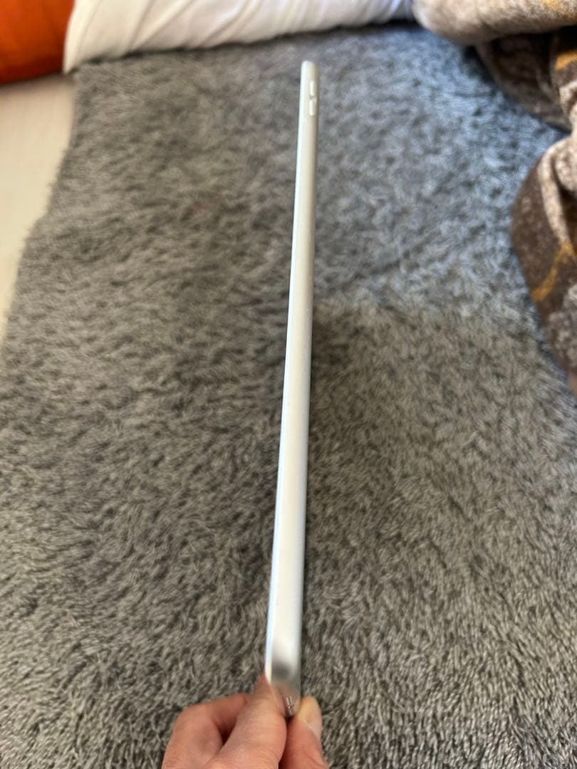 Apple iPad シルバー 本体　第7世代　32GB Wi-Fiモデル