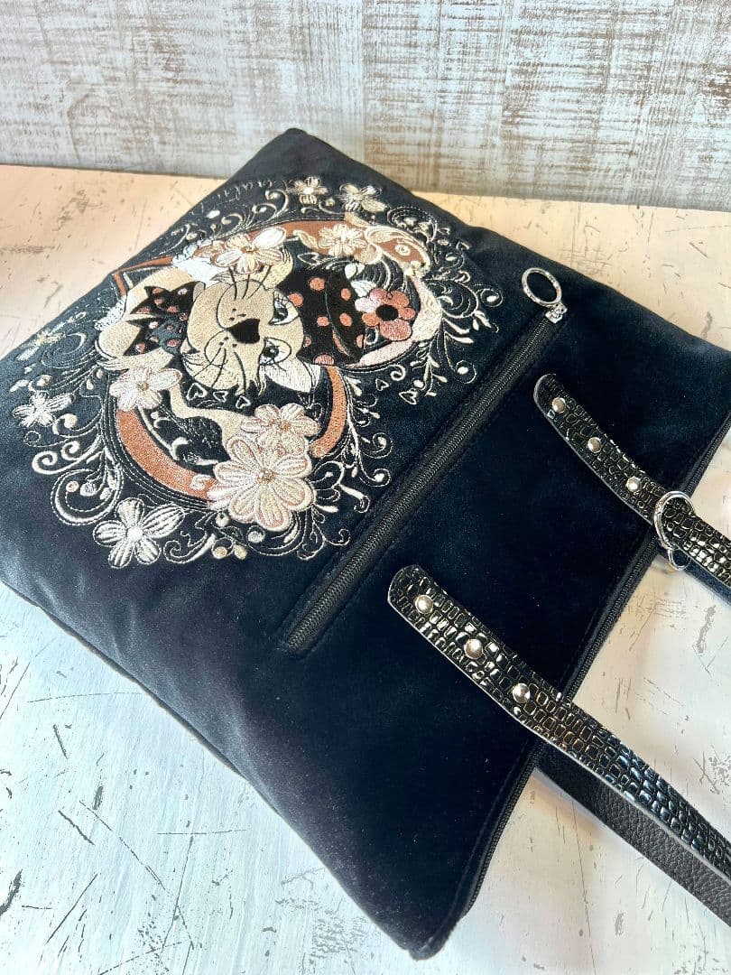 ロラライハリス♡ブラックベロア♡刺繍の本革持ち手のファスナー式肩掛けバッグ