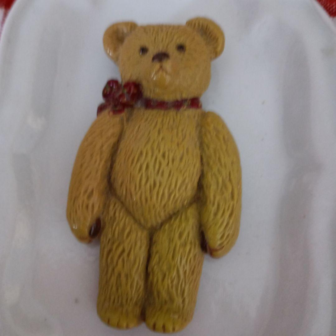 クマ型ブローチ 赤いリボン　ウィークエンズ