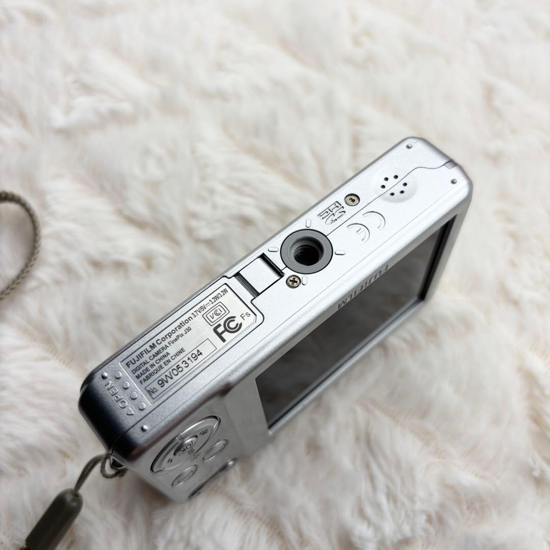 極美品 動作良好 FUJIFILM FinePix J30 シルバー