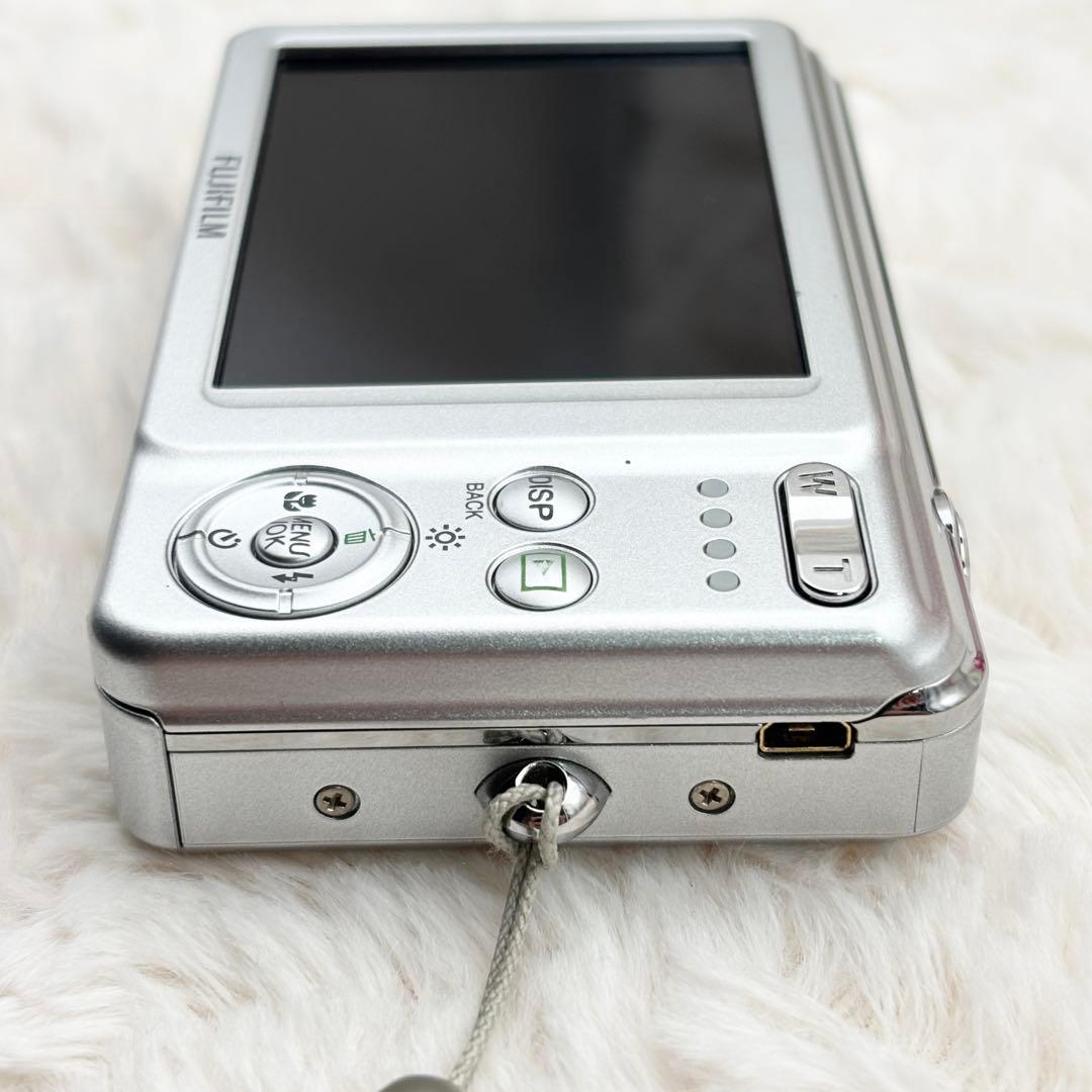 極美品 動作良好 FUJIFILM FinePix J30 シルバー