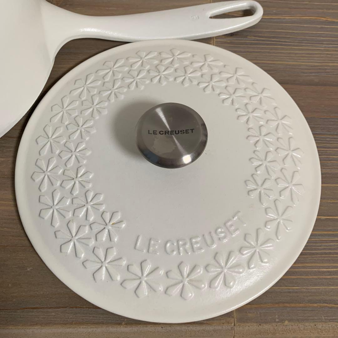 【限定レア】ル・クルーゼ　フラワーレリーフソーシエフライパン　片手鍋　蓋つきなべ