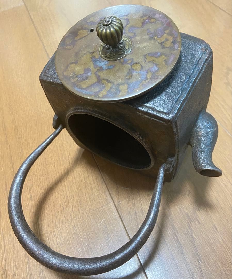 四角鉄瓶　金属装飾付き