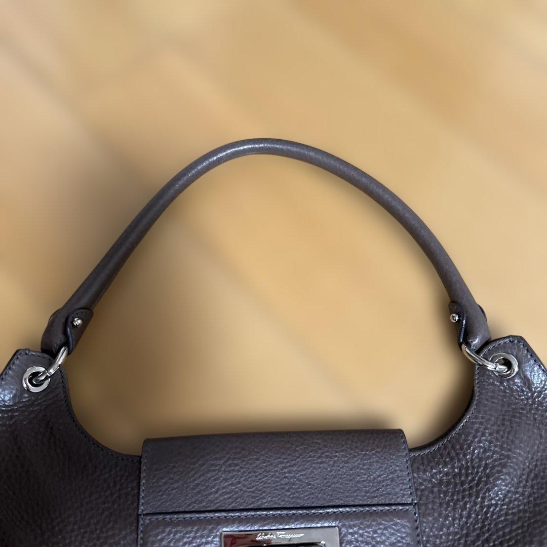 サルバトーレフェラガモ　ブラウン　ショルダーバッグ