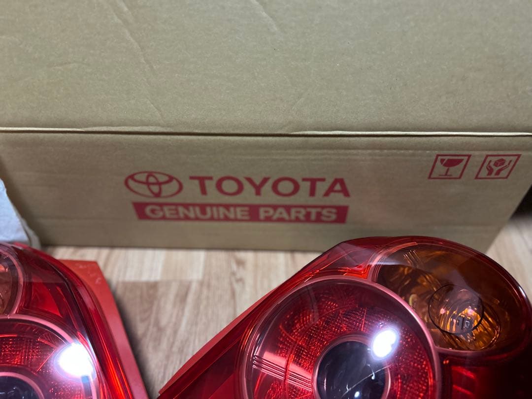 TOYOTA 純正テールランプ レッド　ビィッツ